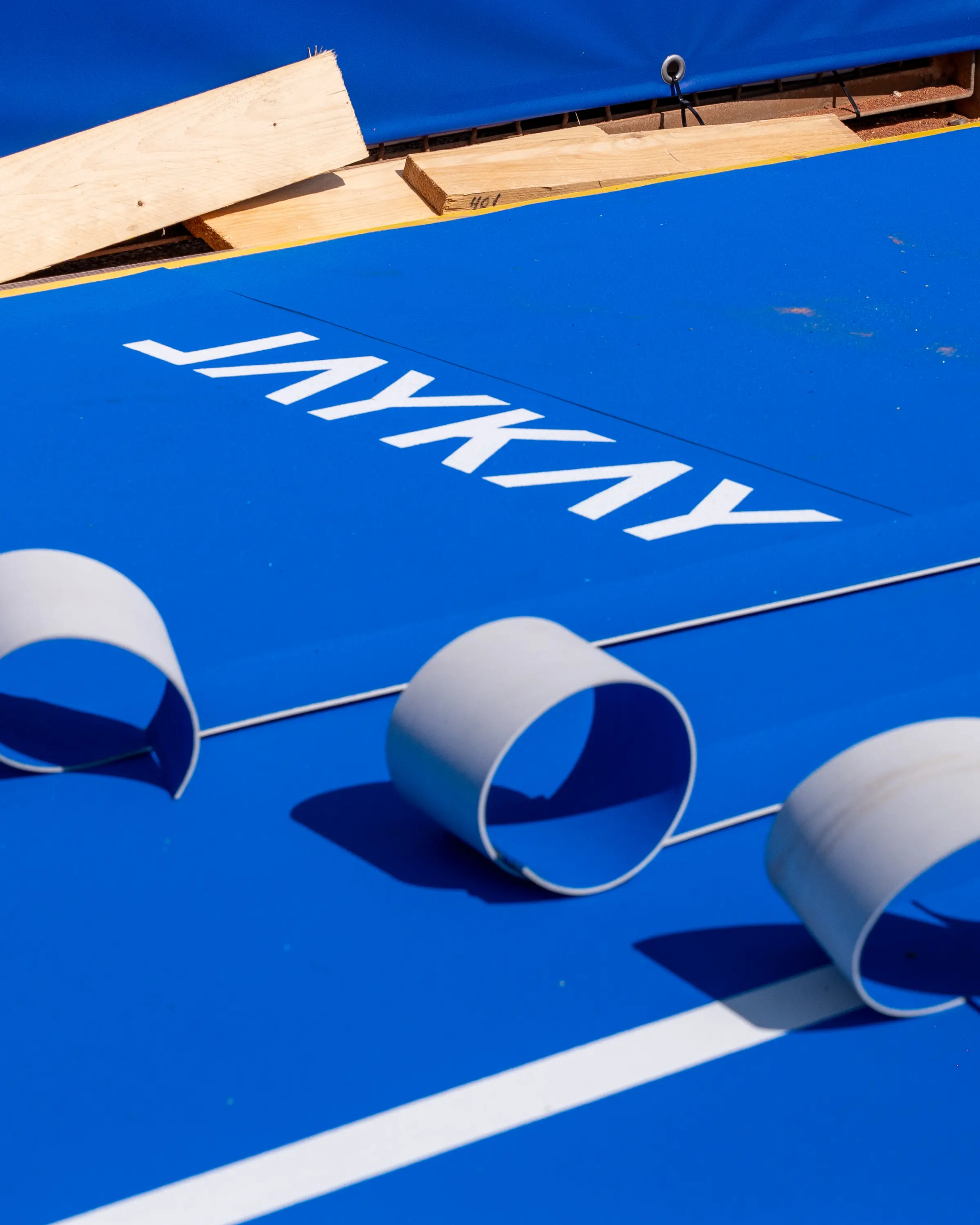Il logo JAYKAY stampato in bianco sul manto blu, accanto ai rotoli