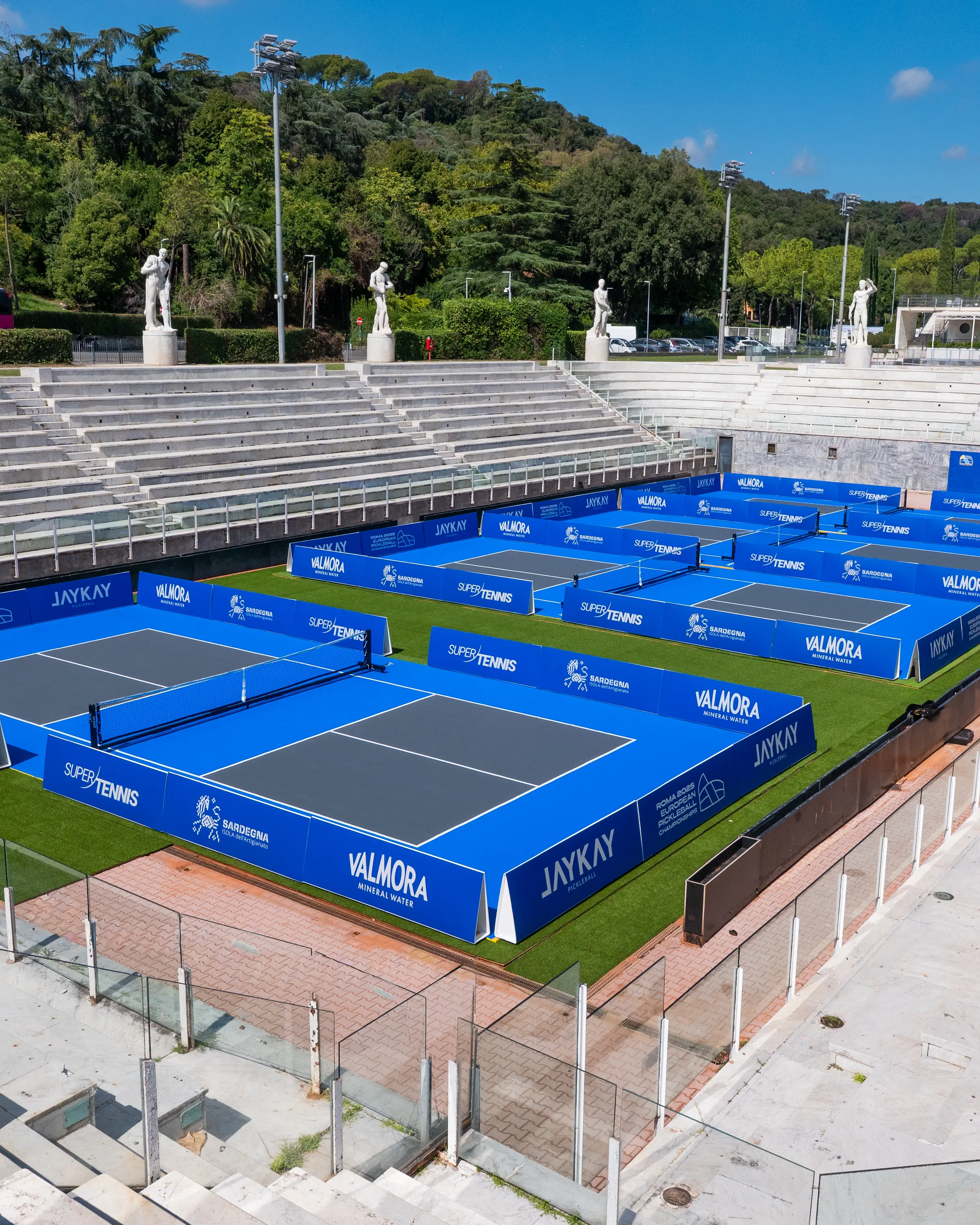 I campi allestiti al Foro Italico, fra le gradinate e le statue