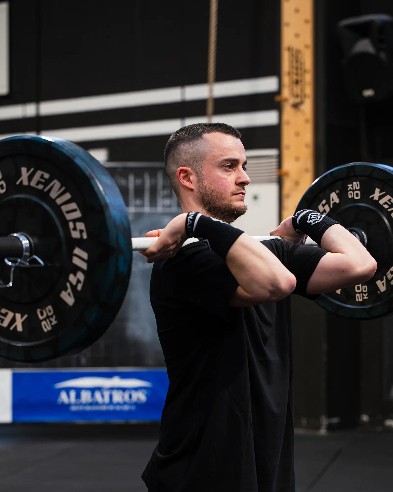 Atleta in front squat con bilanciere carico