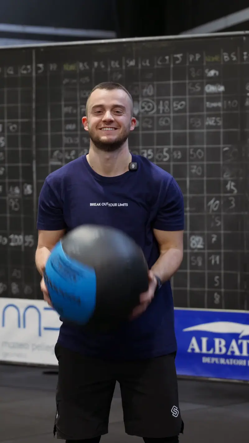 Dimostrazione della wall ball con palla medica