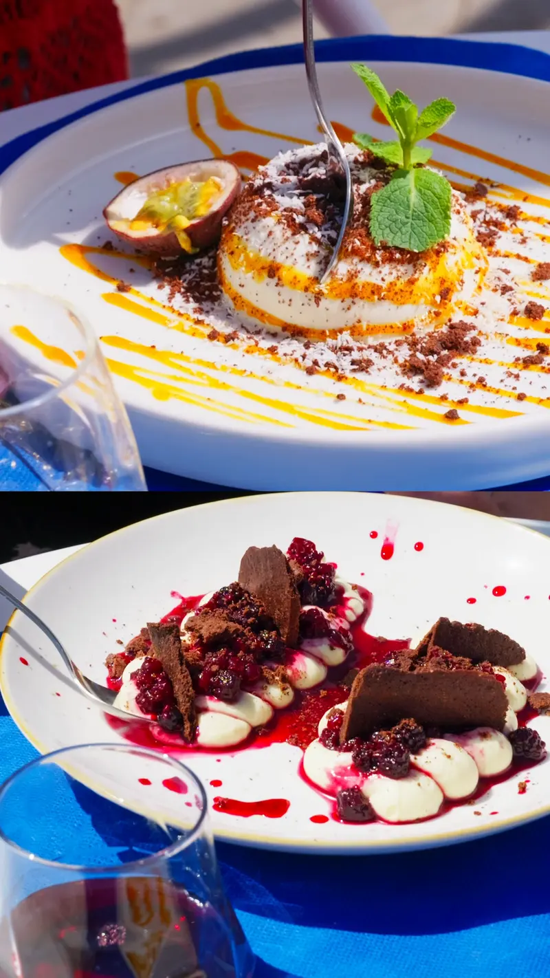 Due dolci al piatto sulla tovaglia blu, al sole