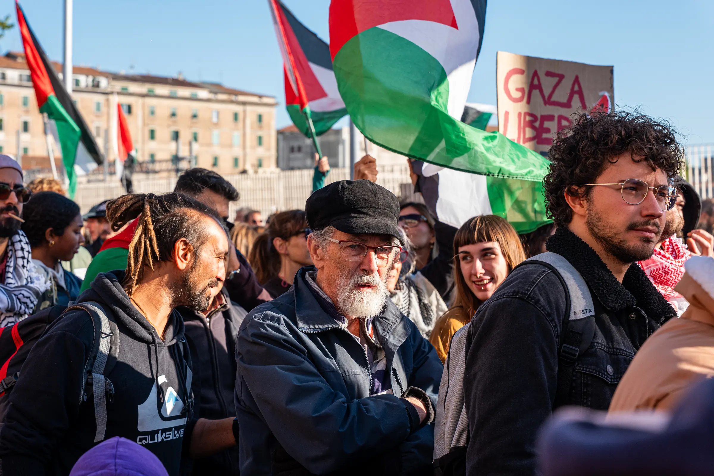 Gruppo di manifestanti con bandiere e cartello «Gaza libera»