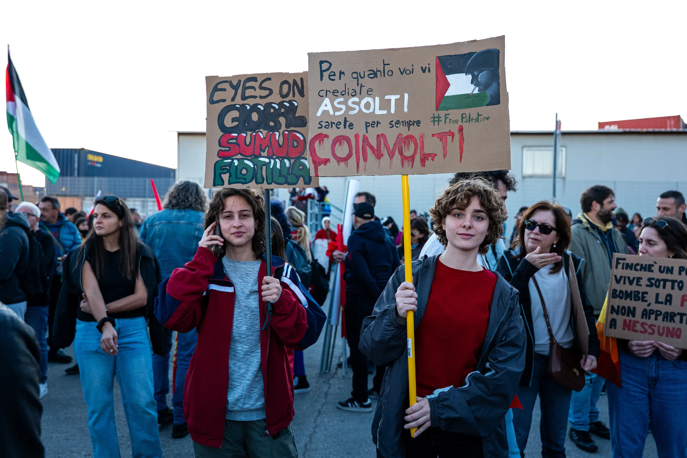 Manifestanti con cartelli dipinti a mano lungo il corteo