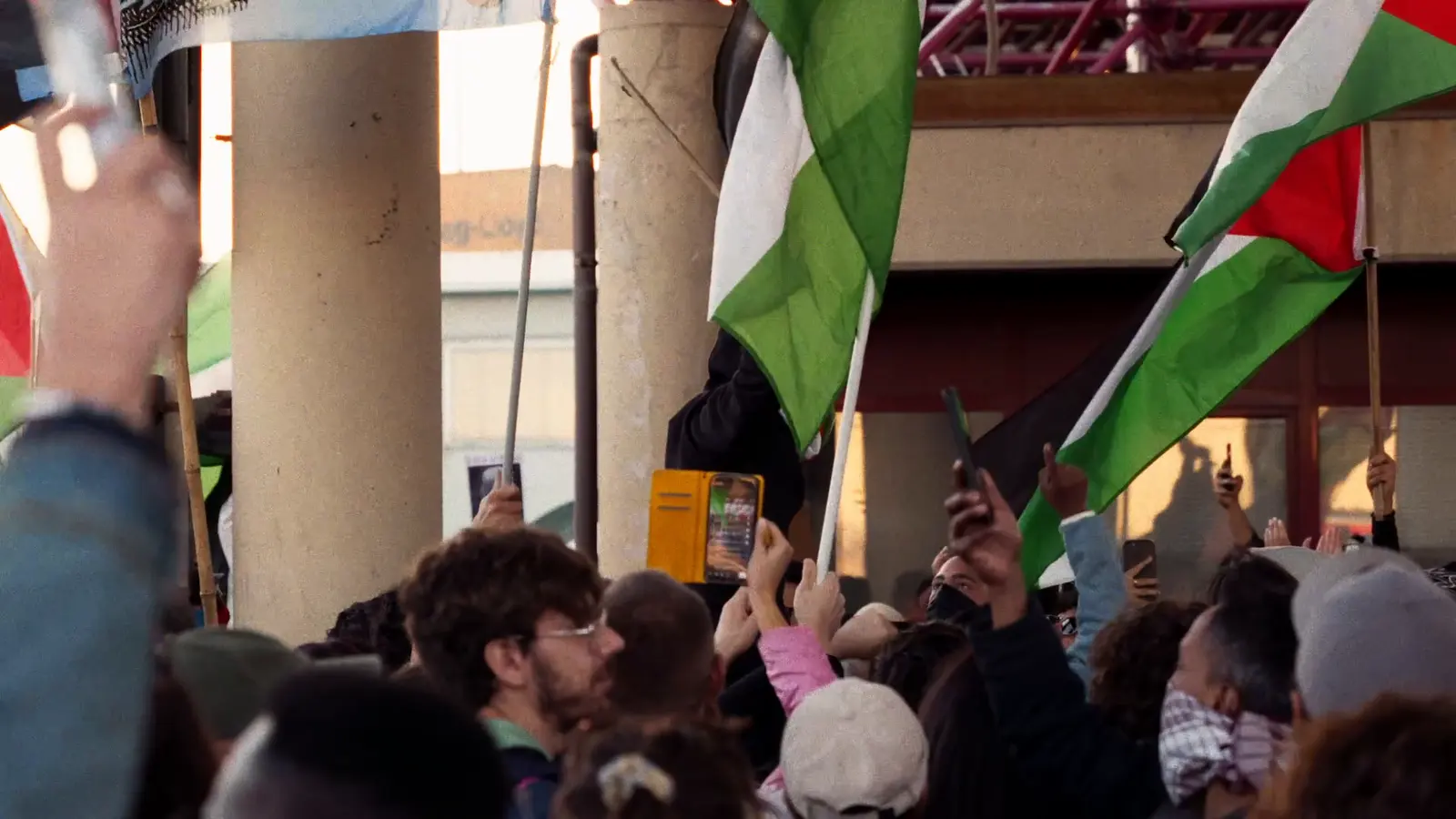 Video del corteo sotto i portici, con le bandiere