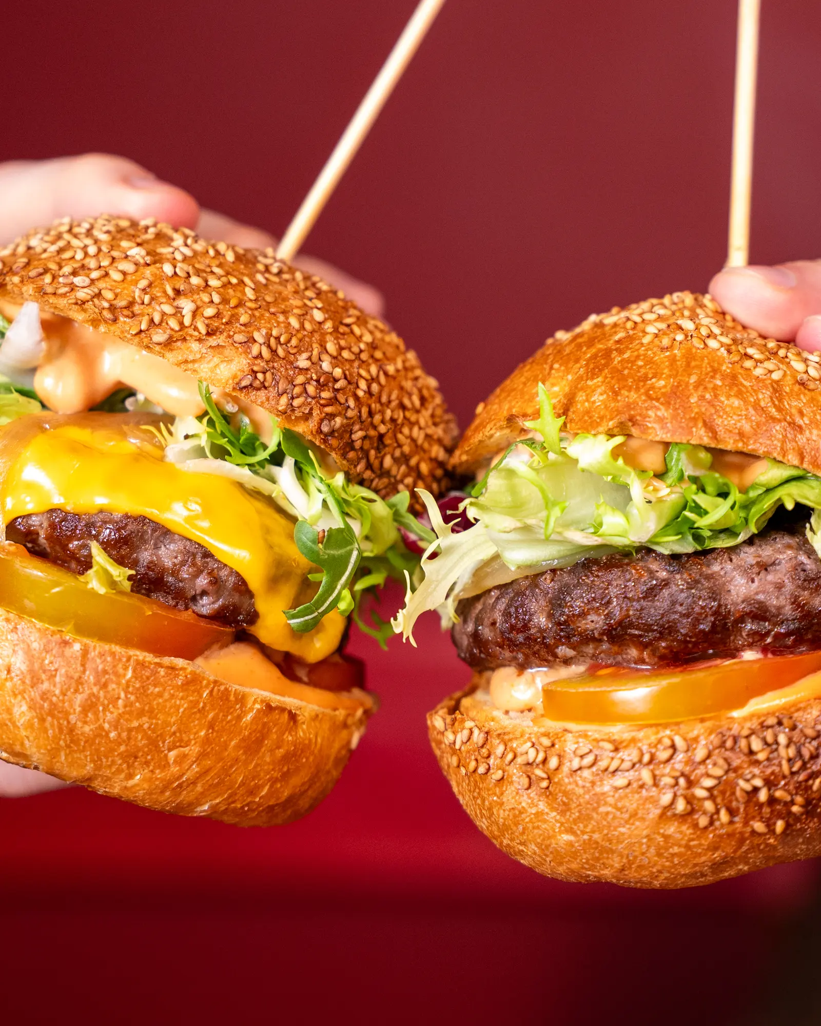 Due panini con hamburger su fondo rosso