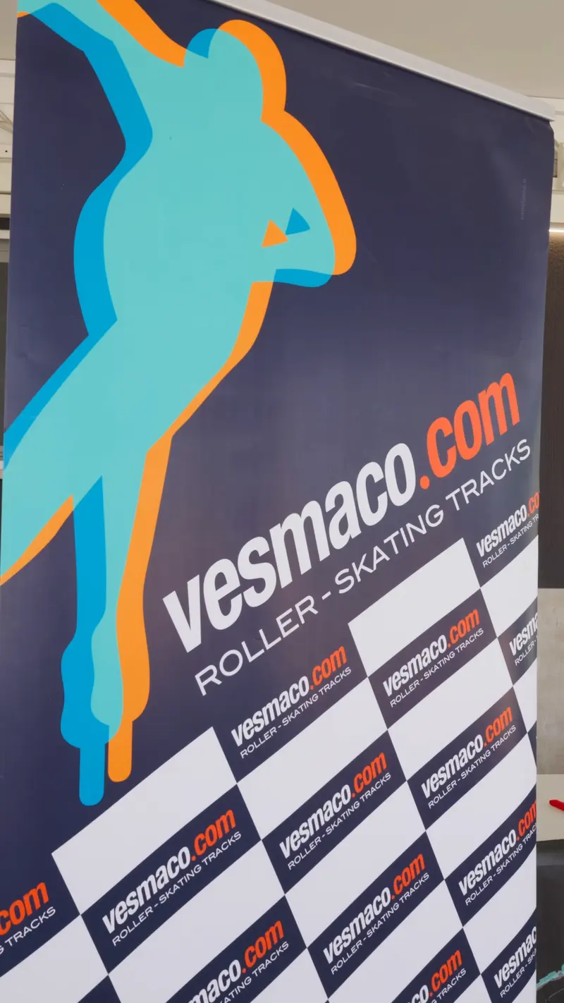Rollup di Vesmaco con la sagoma di un pattinatore, nella sala della presentazione